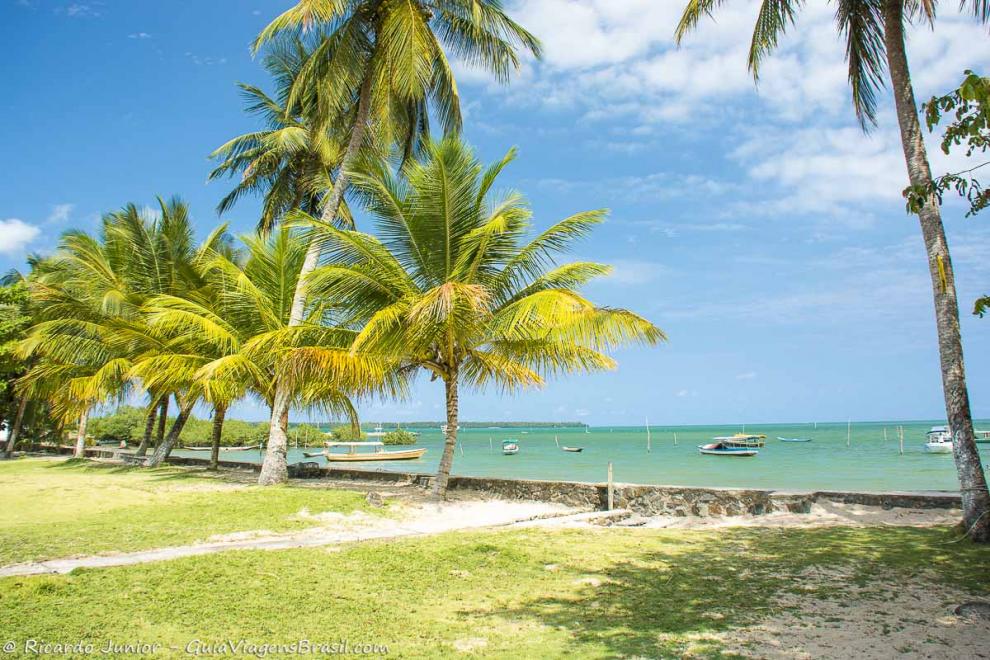 Imagem do mar azulado e maravilhoso da Vila da Cova da Onça.